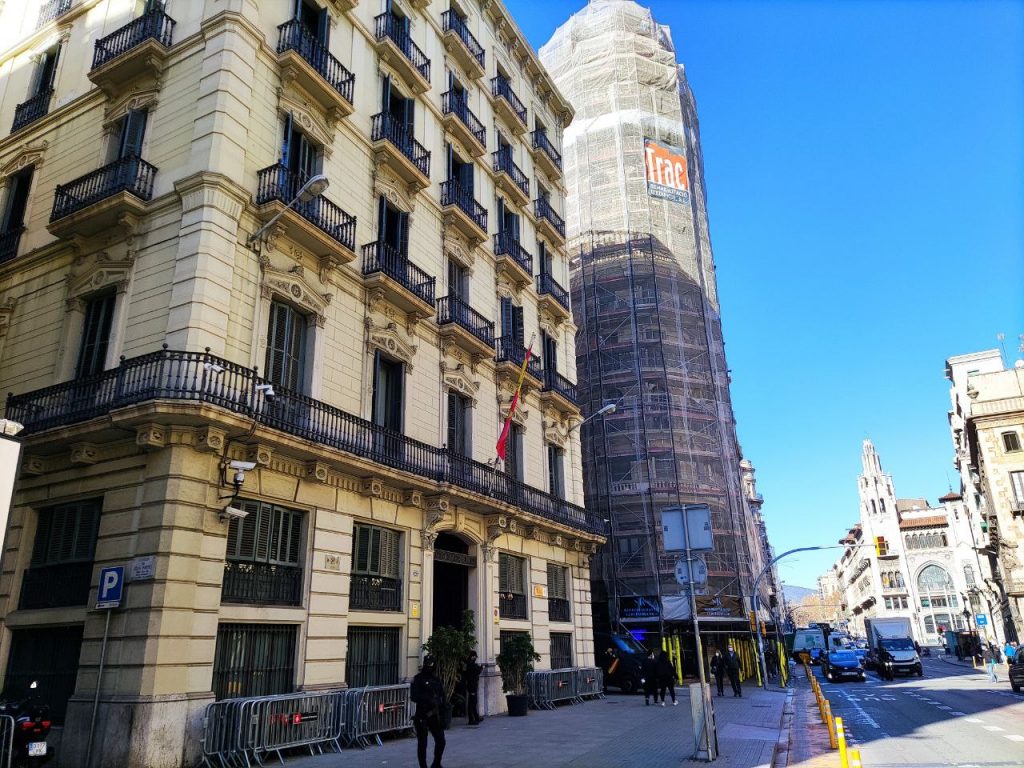 Entrega al Jefe Superior de Policia en Cataluña de una copia del escrito en defensa del edificio de la Vía Layetana (Barcelona)