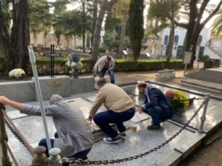 Policías, vigilantes y reservistas adecentan tumbas militares en el cementerio de Reus (Tarragona)