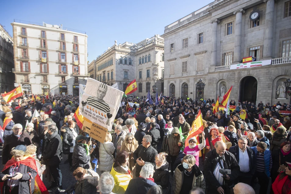 El constitucionalismo llena la plaza de San Jaime de Barcelona para exigir la dimisión de Sánchez