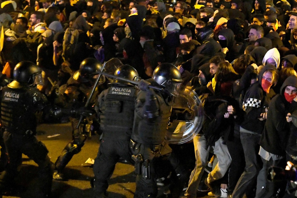 Una revista militar de Suiza critica la violencia callejera en Cataluña