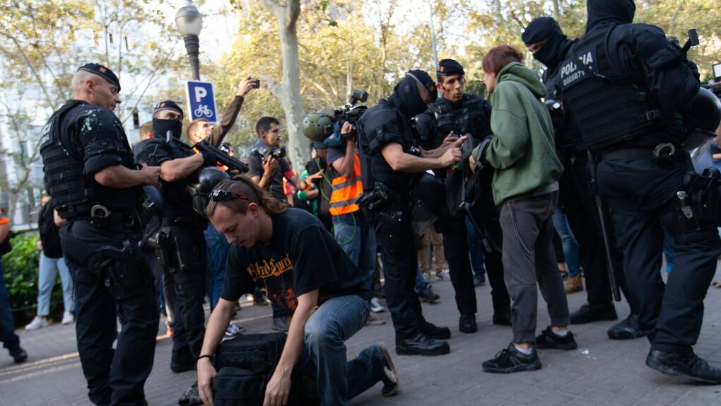 Policías nacionales piden la dimisión del Defensor del Síndic por su sesgado informe